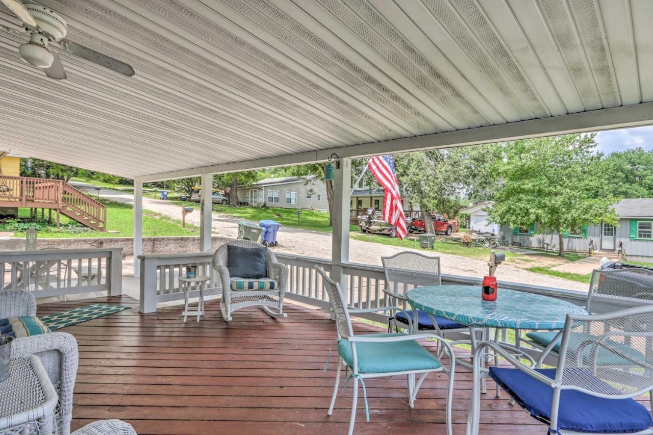 Cheerful Camdenton Cottage Steps To Lake! Luaran gambar